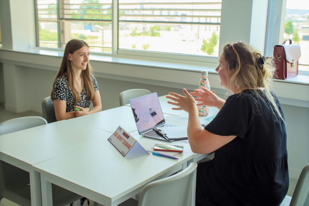 Échanges entre une étudiante et une entreprise