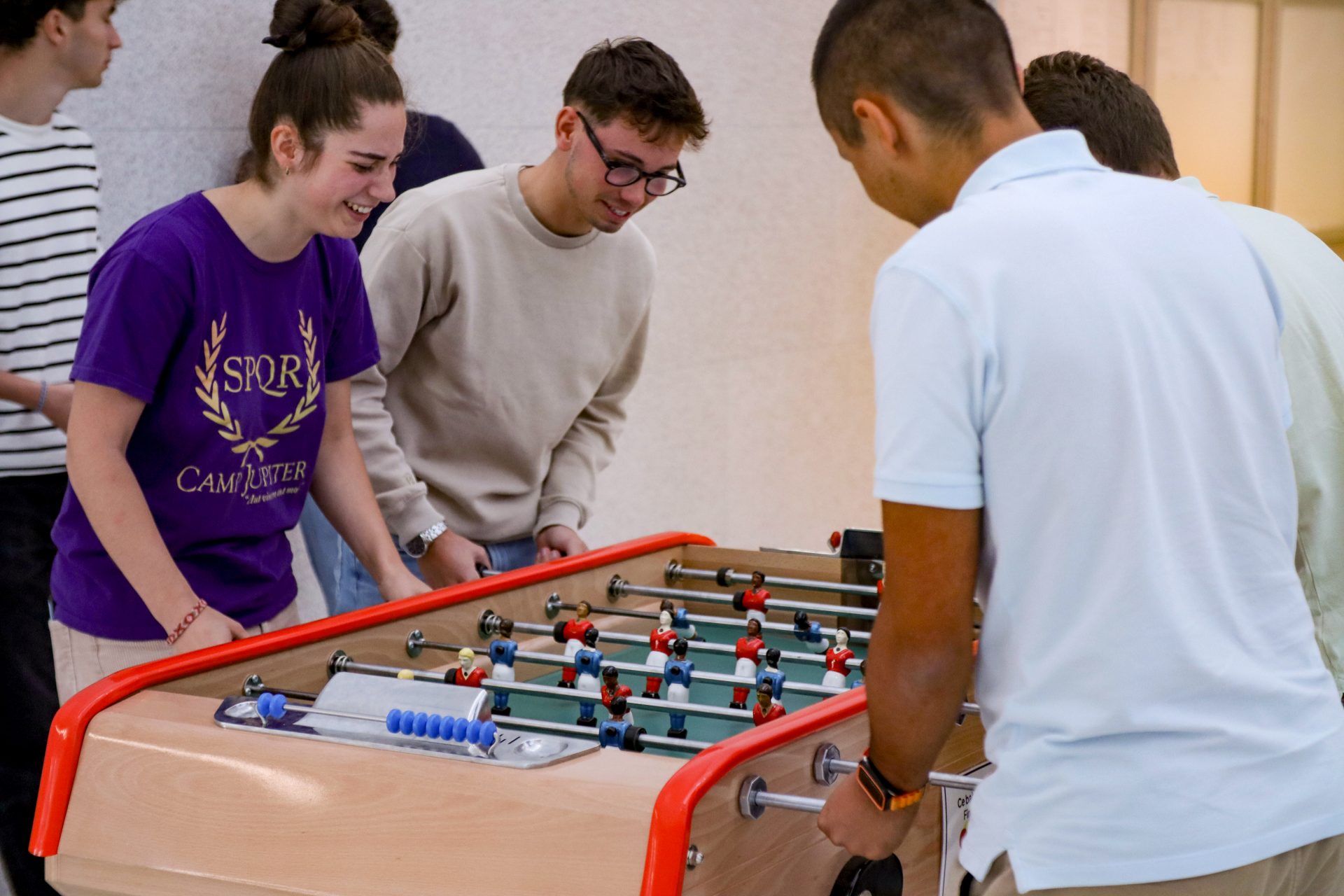 Étudiants de l’estacom jouant au babyfoot financé par la CVEC dans l’espace détente du campus